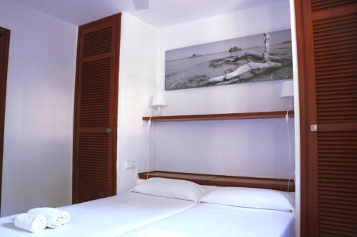 Apartamentos Club Cala Azul Sant Carles de Peralta Buitenkant foto