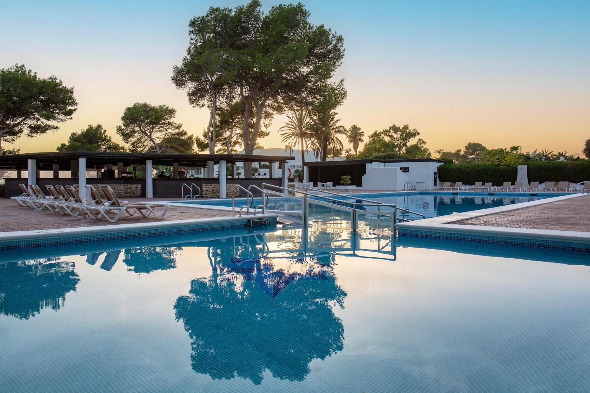 Apartamentos Club Cala Azul Sant Carles de Peralta Buitenkant foto